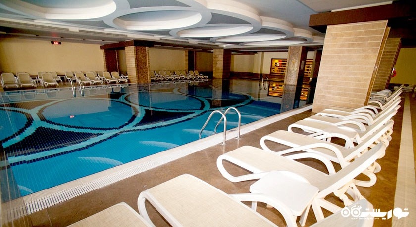 استخر سرپوشیده هتل رویال هالیدی پلس